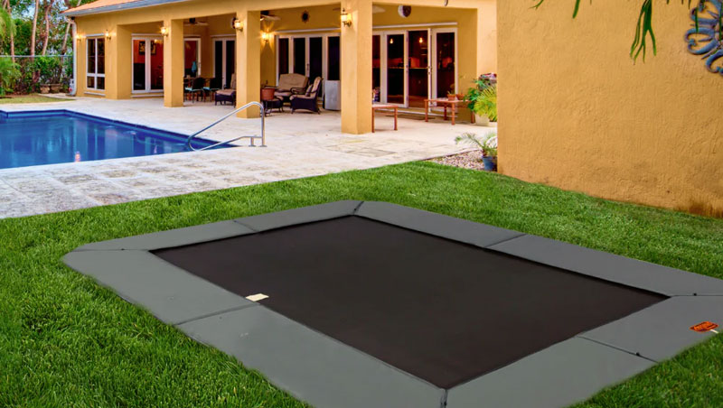 Ugradbeni trampolini: Luksuzan dodatak koji gosti obožavaju (i zašto ga trebate)