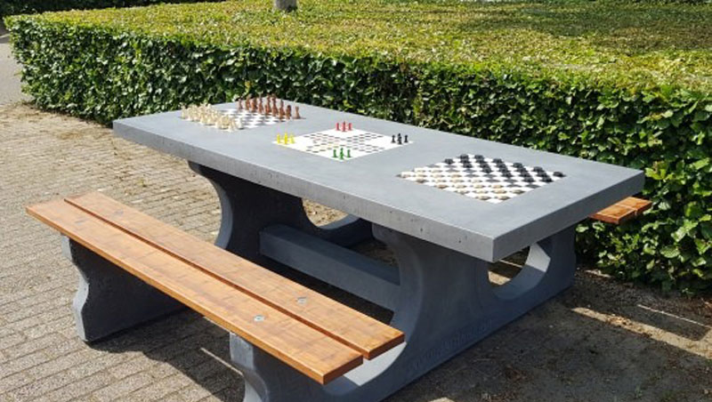 Vanjski stolovi za igru