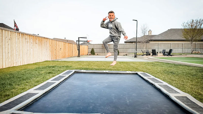 Zabava i tjelovježba za djecu s trampolinima