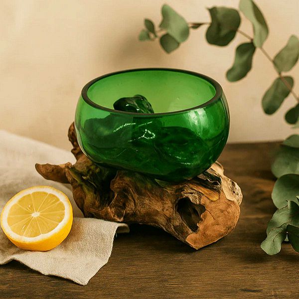 Staklena posuda na drvu